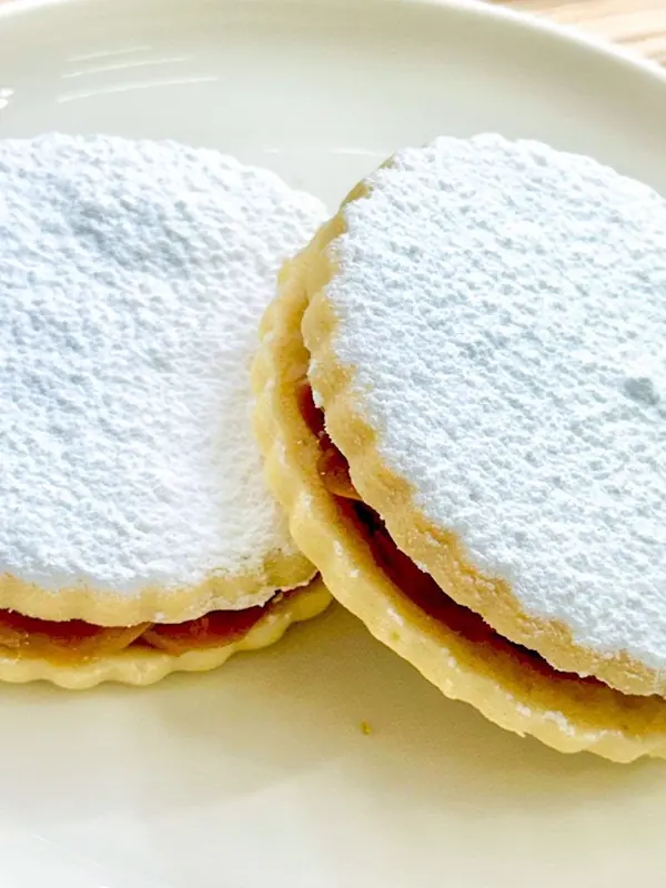 Dos alfajores con azúcar flor