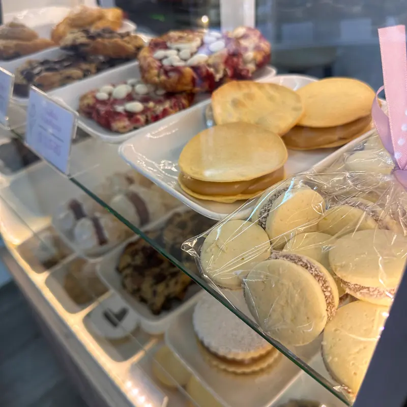 Bandejas de alfajores y galletas en la vitrina