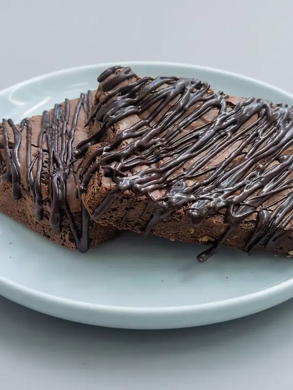 Brownie con hilos de chocolate