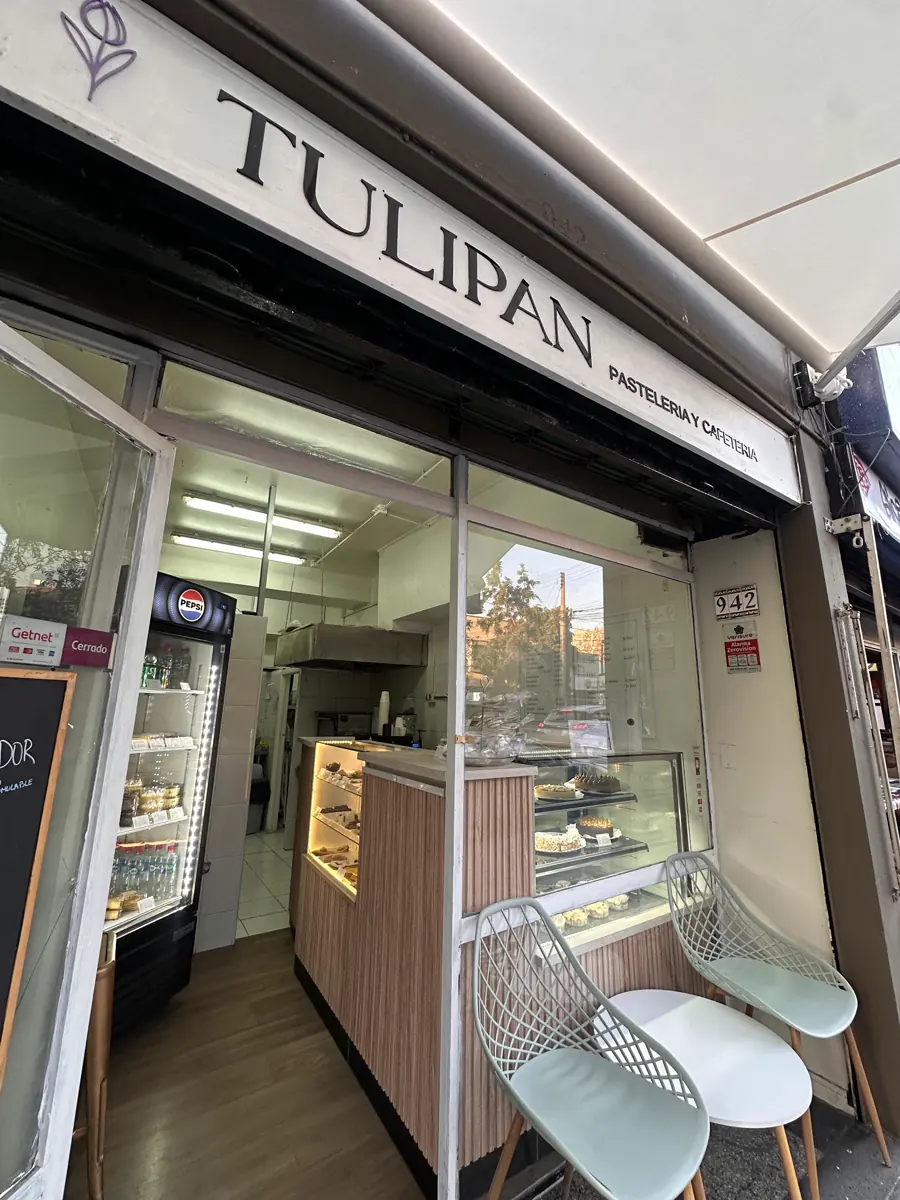Entrada de Tulipán con la vitrina y dos sillas blancas