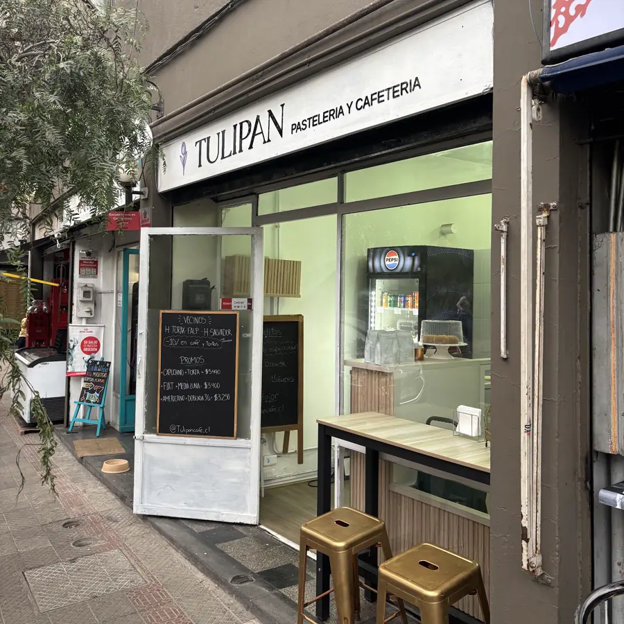 Fachada de Tulipán en Diagonal Rancagua, con su letrero y pisos dorados