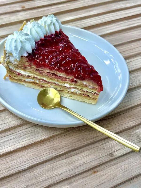 Porción de hojarasca de frambuesa en un plato celeste