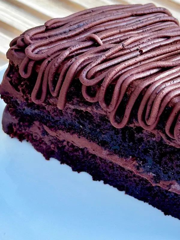 Porción de torta Matilda con cobertura de chocolate