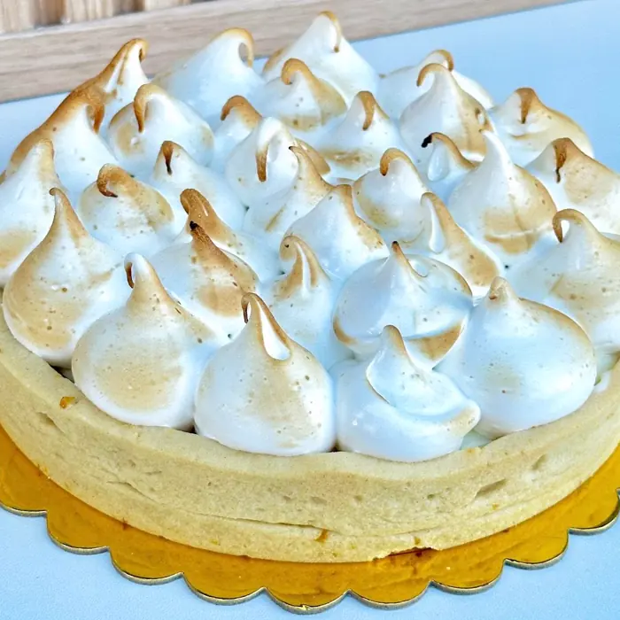 Pie de limón entero con merengue tostado