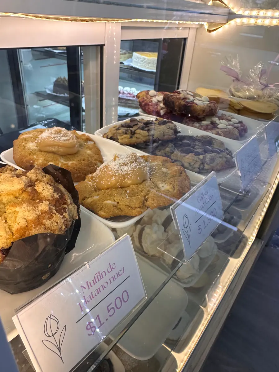Vitrina de Tulipán con muffins, galletas y un letrero de muffin de plátano y nuez